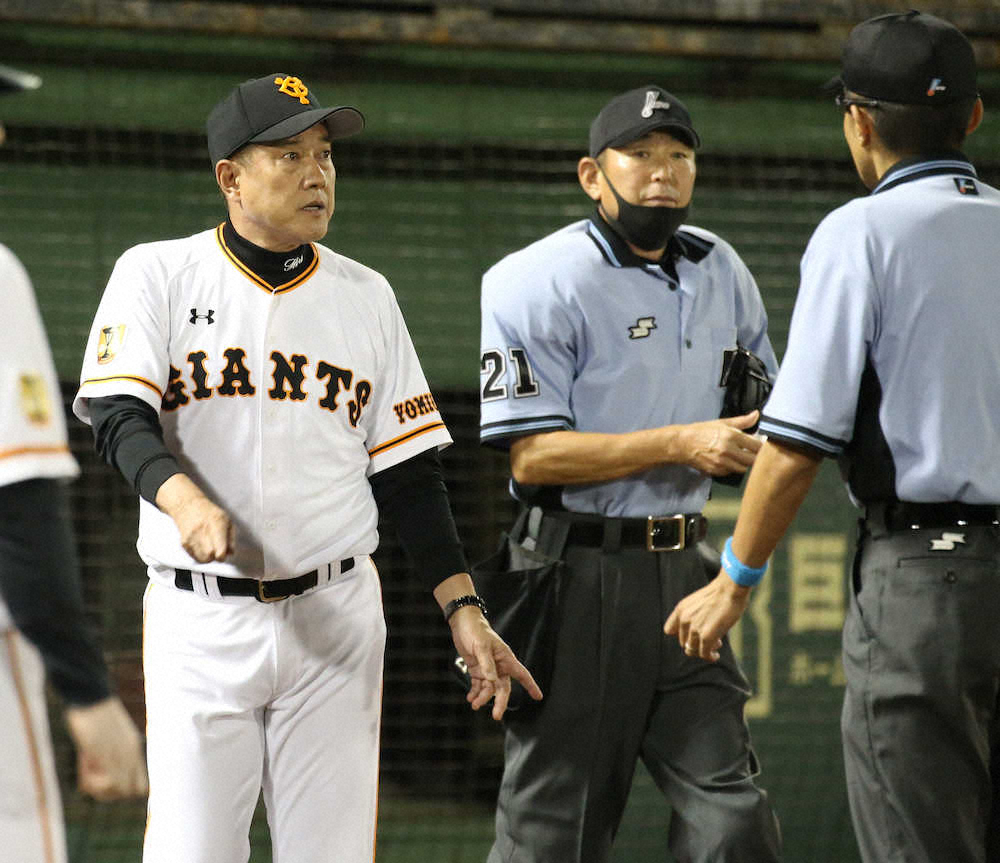 【画像・写真】7月12日。審判に詰め寄るも判定は覆らず、厳しい表情でベンチに戻る原監督