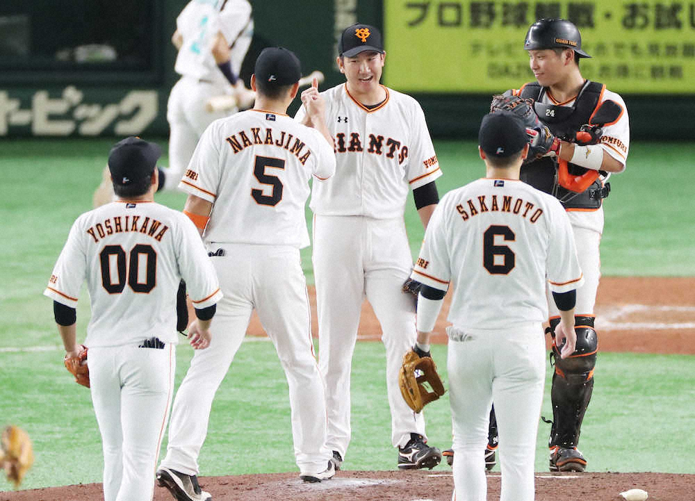 【画像・写真】8月18日。完封勝利を挙げ開幕8連勝とし、マウンドでナインと喜ぶ菅野（中）