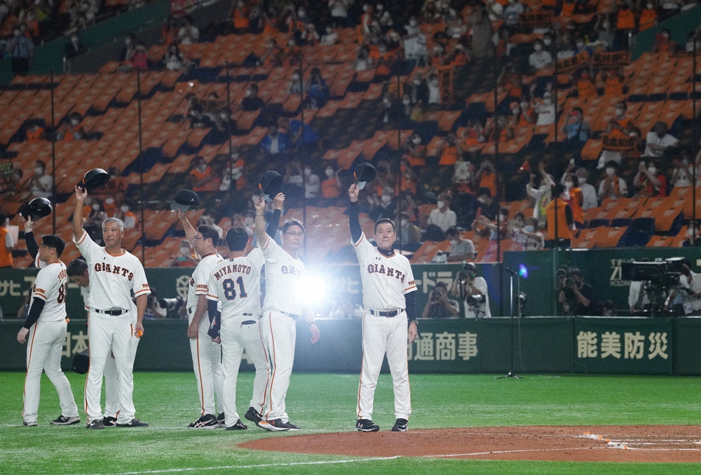 【画像・写真】7月28日。東京ドームで今季初めて観客を入れて開催。試合に勝利しファンの温かい拍手に応える原監督ら巨人ナイン