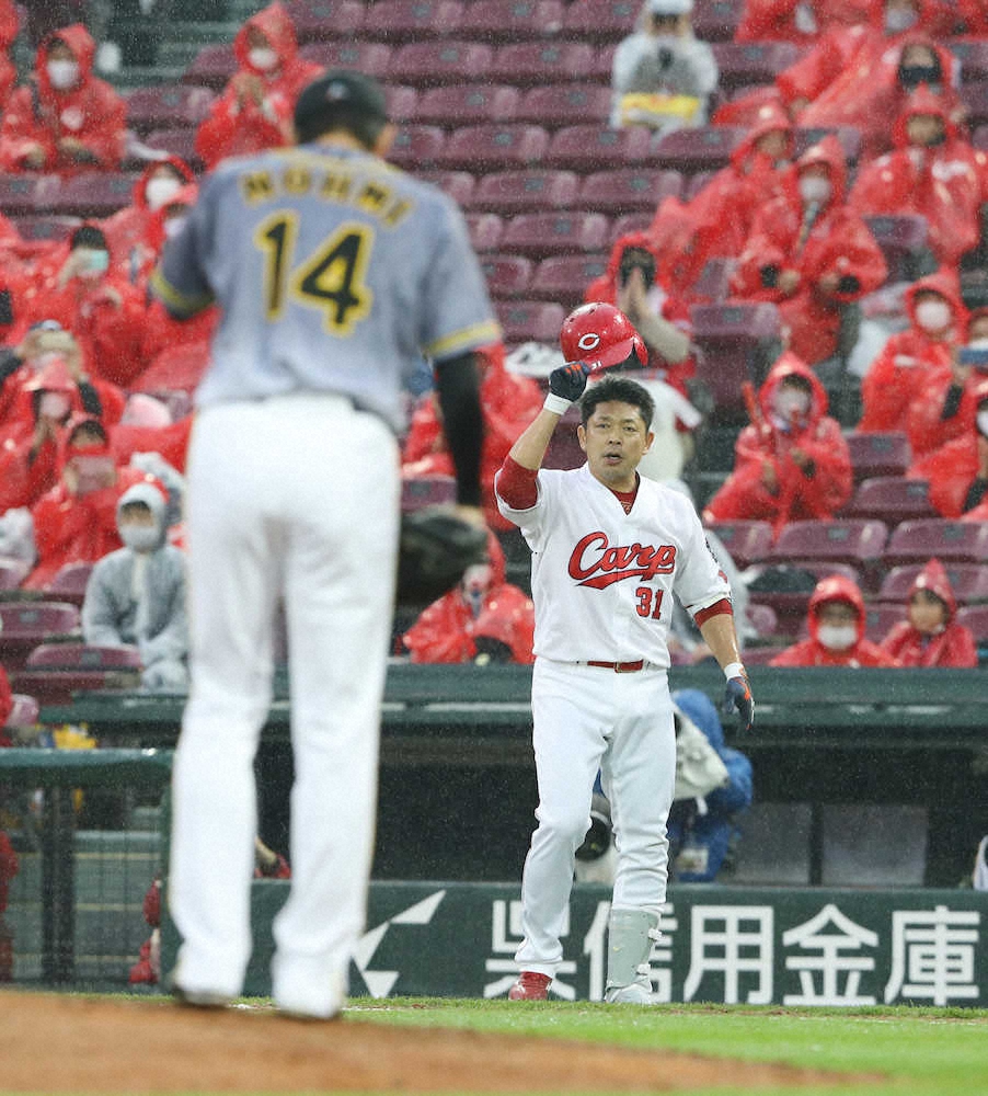 【画像・写真】阪神・能見　石原慶と力勝負で別れのあいさつ　自身は現役続行希望「同級生いなくなるのは寂しい」