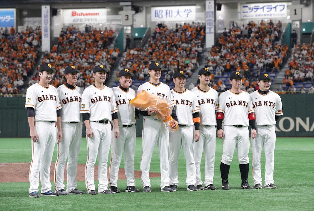 【画像・写真】巨人・岩隈　万感の引退セレモニー　家族とグラウンドを一周「最高の野球人生」