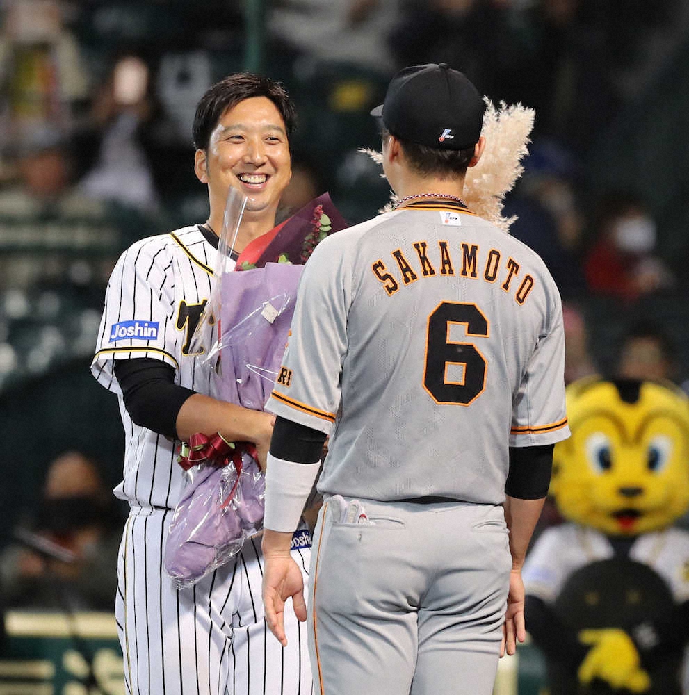 阪神・球児　引退登板前に「高知くろしお感動大賞」の表彰　巨人・坂本から花束も