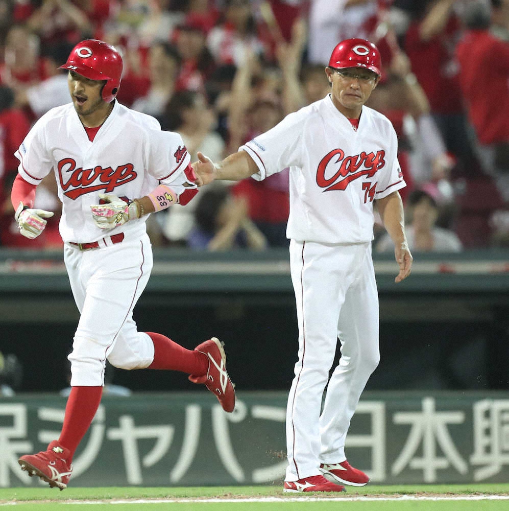 16年8月、本塁打を放った菊池（左）を迎える河田雄祐コーチ