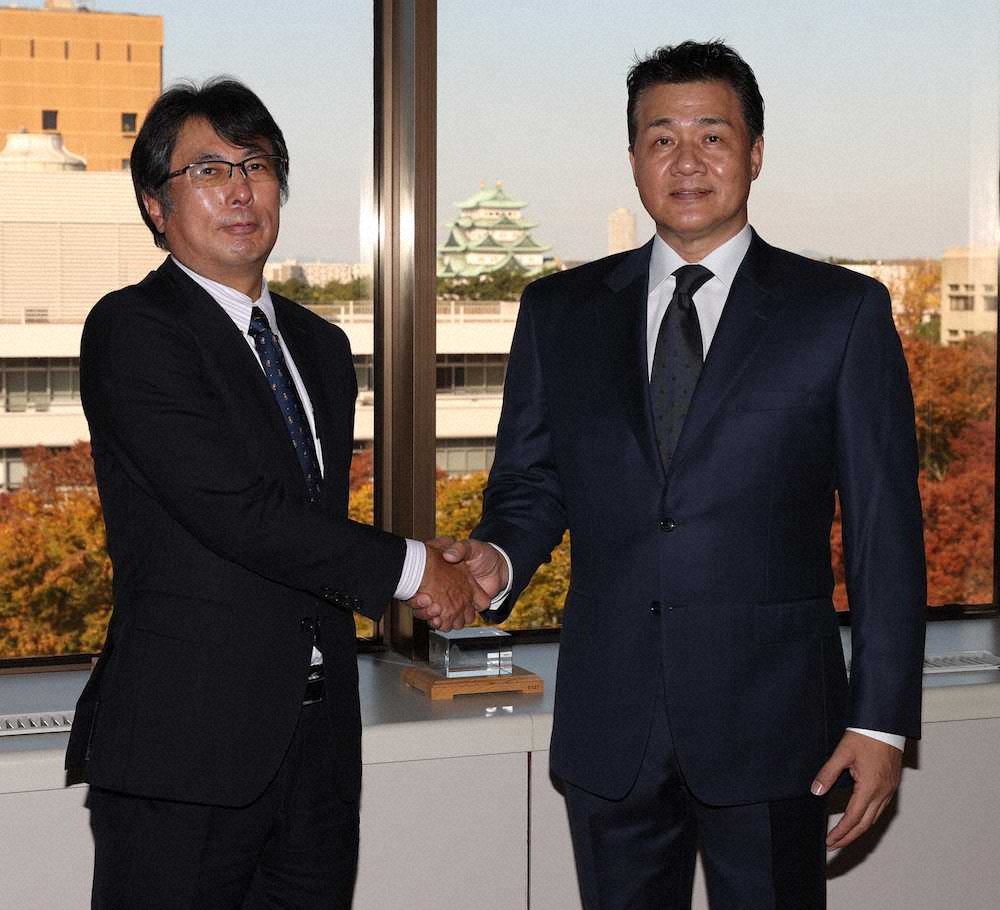 シーズン終了報告を行った中日・与田監督（右）と握手する大島オーナー