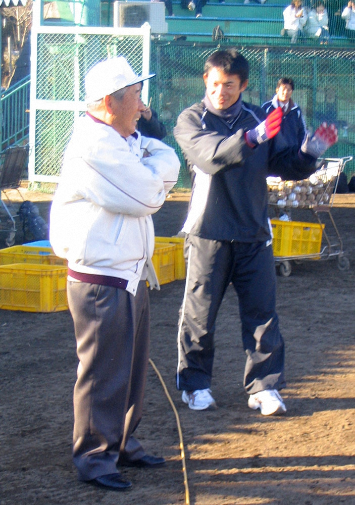 2006年、自主トレで恩師の木内氏と話す巨人・仁志