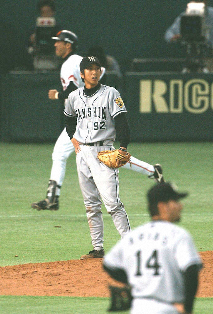 2003年4月11日の巨人戦で9回に同点3ランを浴び、ぼう然と打球を見送る藤川球児。