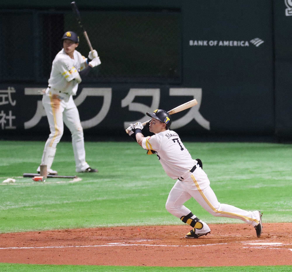 ＜巨・ソ＞3回2死二塁、中村晃は右越えに先制2点本塁打を放つ。左は次打者の柳田（撮影・北條　貴史）