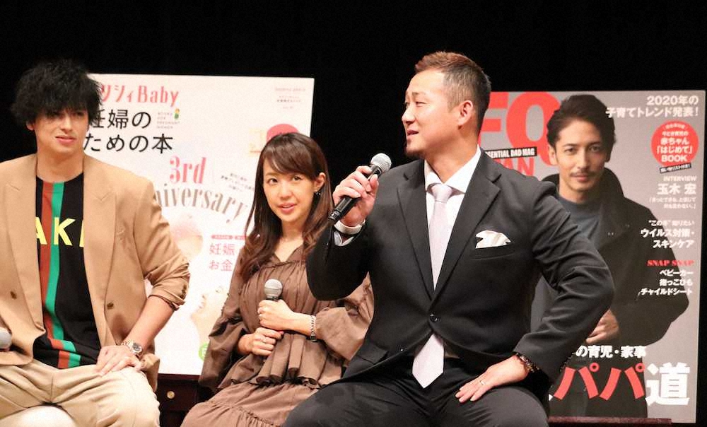 「ペアレンティングアワード」を受賞し、トークセッションで語る中田（左はタレントの川崎希、アレクサンダー夫妻）