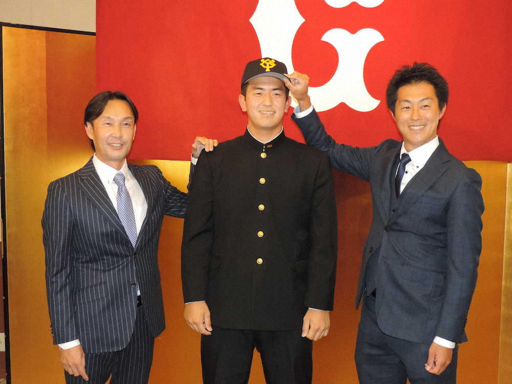 巨人から育成ドラフト4位指名された横浜・木下（中央）が仮契約。左は榑松伸介スカウト部次長、右は円谷英俊スカウト