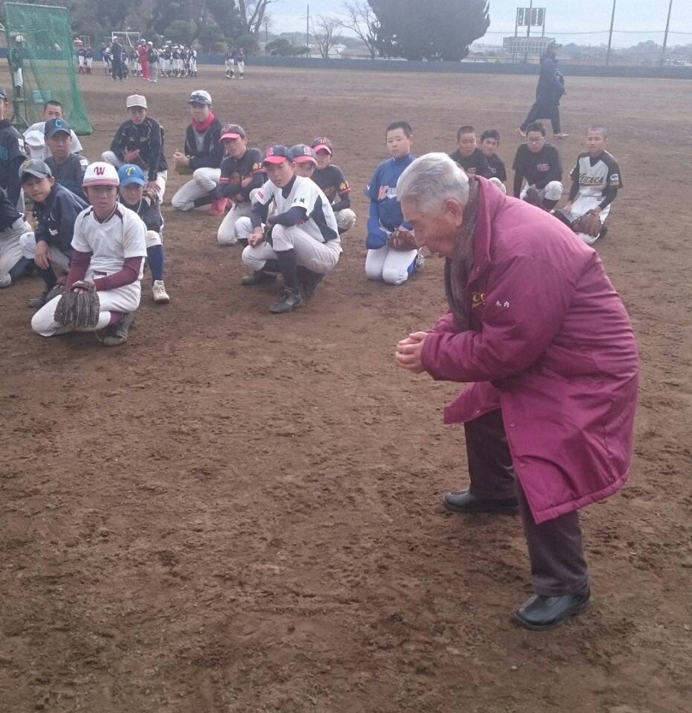 17年、木内幸男旗少年野球の野球教室で子どもたちに守備の指導をする木内氏