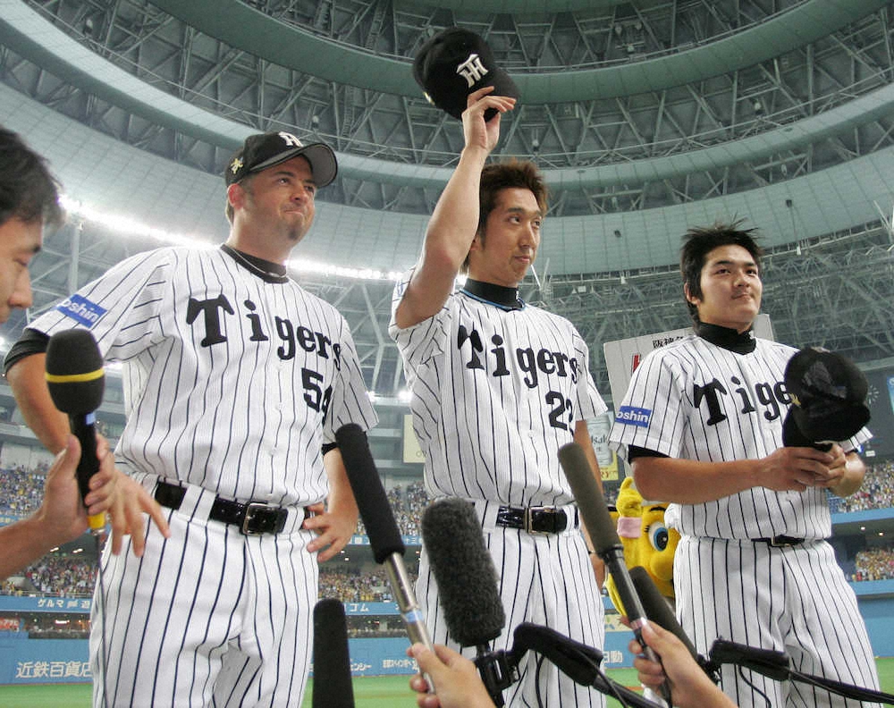 05年8月17日、京セラドームのお立ち台でファンの声援に応える（左から）ウィリアムス、藤川、久保田