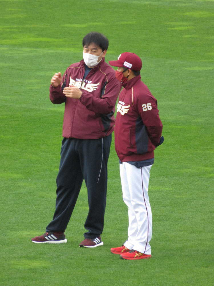 秋季練習最終日に石井新監督（左）は渡辺1軍打撃コーチと意見交換