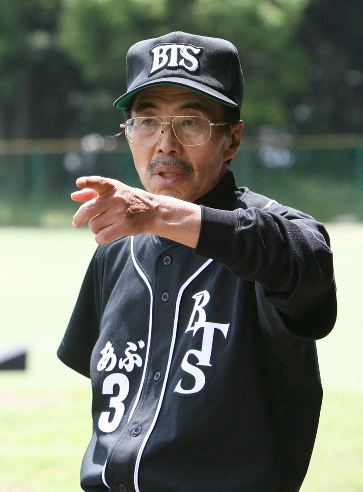 引退を発表した水島新司さん。草野球の背番は「あぶ3」