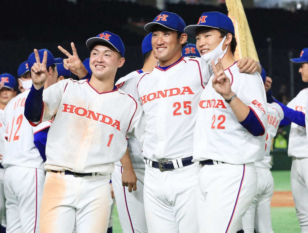 ＜都市対抗決勝　Honda・NTT東日本＞優勝し笑顔を見せる（左から）吉田、佐藤、藤野（撮影・西尾　大助）