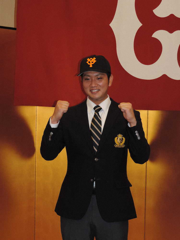 巨人から育成ドラフト5位指名された駒大・前田が仮契約を結びガッツポーズ　　　　　　