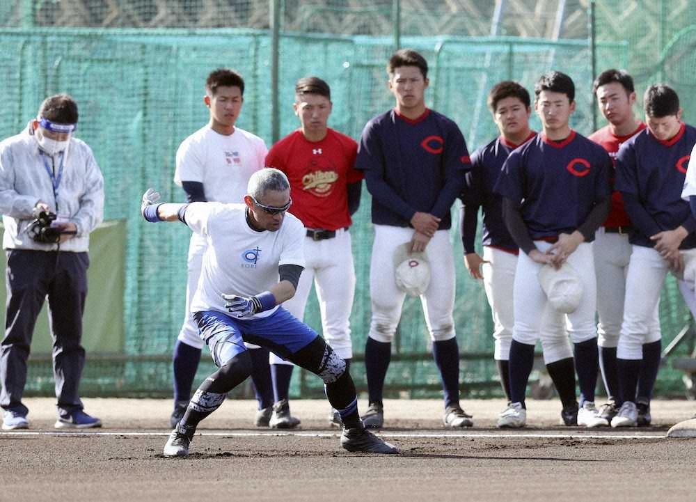 智弁和歌山で指導者デビューのイチロー氏　高い走塁技術を伝授　金言ばかりで選手が聞き入る