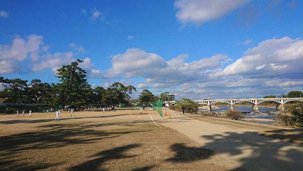 現在の武庫川河川敷。休日には少年野球が盛んだ。後方に当時と変わらぬ武庫大橋が見える。