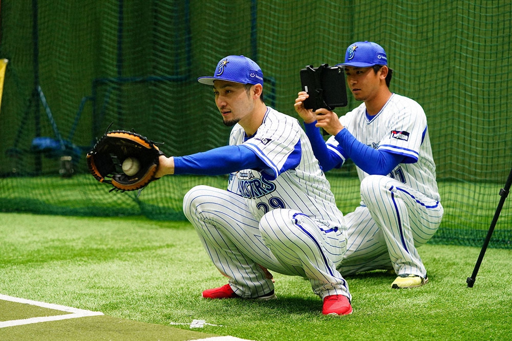 オンライン野球教室で伊藤（左）を撮影する今永（球団提供）