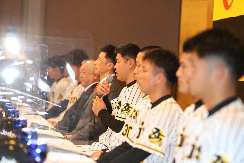 阪神　新入団選手発表　1位・佐藤輝「8」　2位・伊藤「27」　4位・栄枝「39」など背番号発表