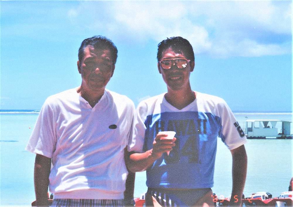 サイパンでの西村一孔さんと長男・篤彦さん父子（1989年5月2日撮影＝西村篤彦さん提供）