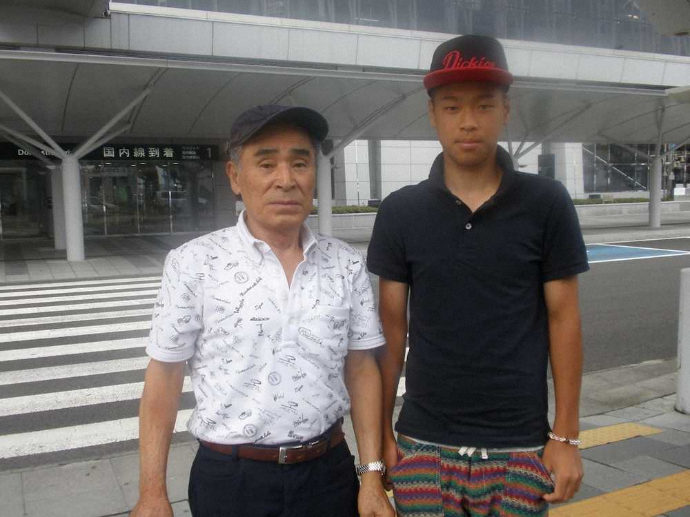 祖父・勲さん（左）と佐藤輝