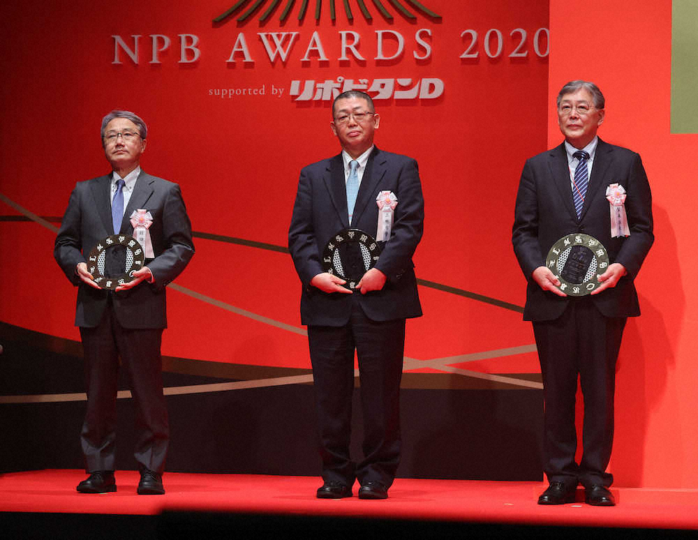 NPB特別賞を受賞した（左から）舘田一博氏、三鴨広繁氏、賀来満夫氏