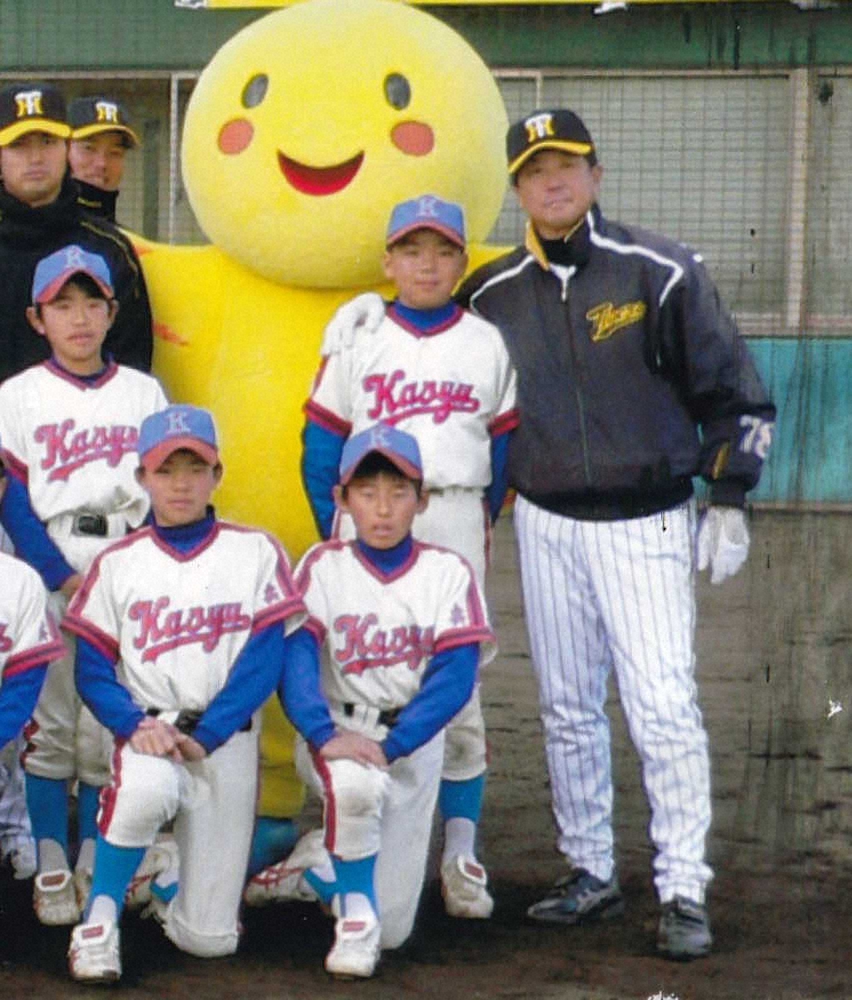 小学校6年時、村上（右から2人目）と肩を組む阪神・平田2軍監督（右）（家族提供）