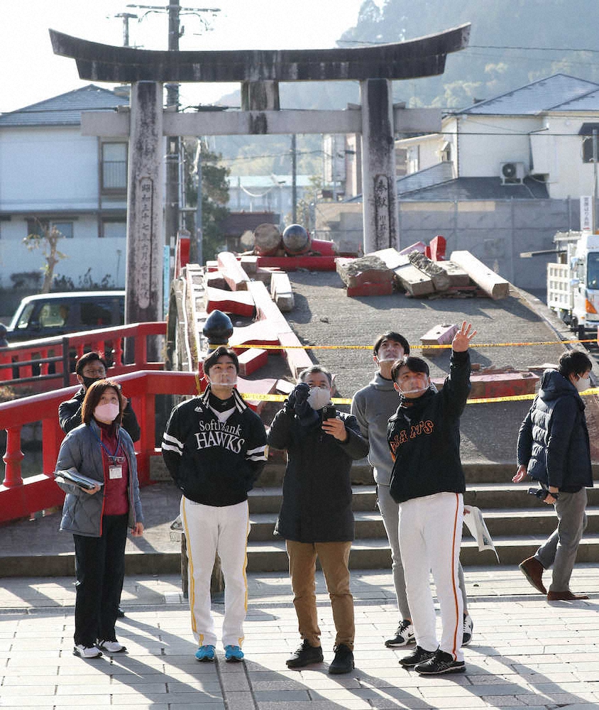 青井阿蘇神社を訪れ水害で損壊した禊橋を前に被害の説明を受けるソフトバンク・和田（左から2人目）と巨人・杉内コーチ（同5人目）（撮影・岡田　丈靖）