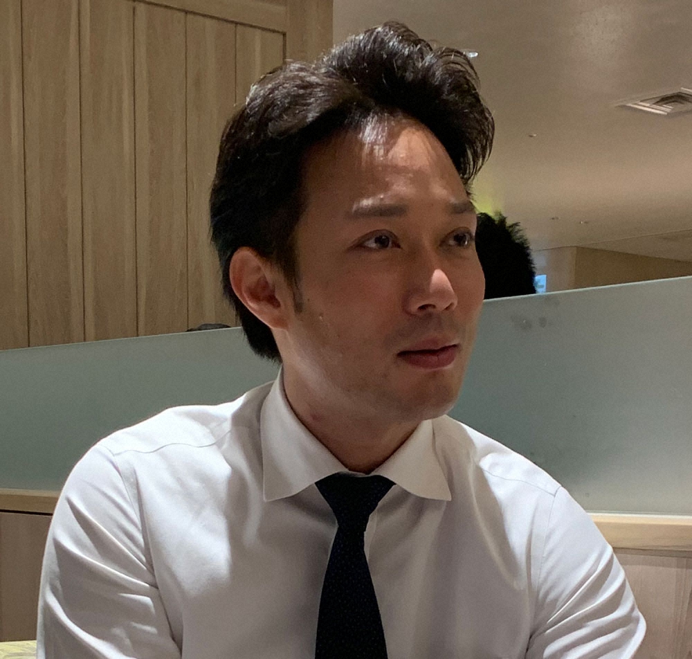 インタビューに答える一般社団法人日本未来スポーツ振興協会の小川代表