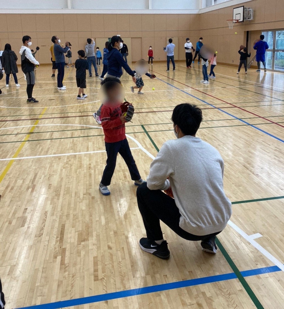 小川氏は野球人口拡大へ「親子キャッチボールプロジェクト」を行っている（本人提供）（写真一部加工）