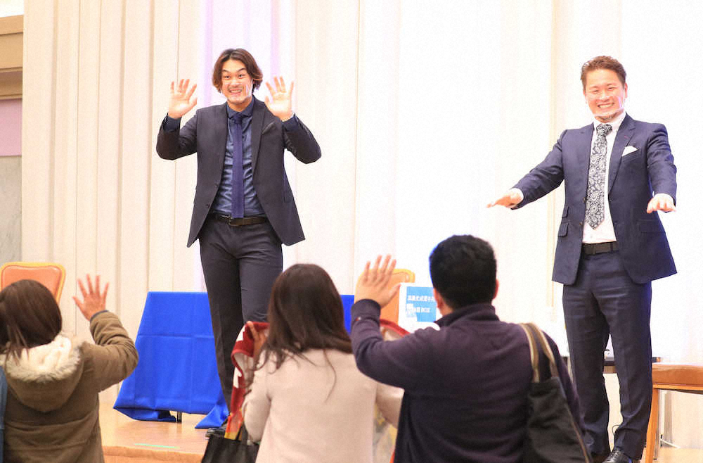 トークショーの壇上で手を振って参加者を見送る高橋光（左）と岡田　（撮影・白鳥　佳樹）