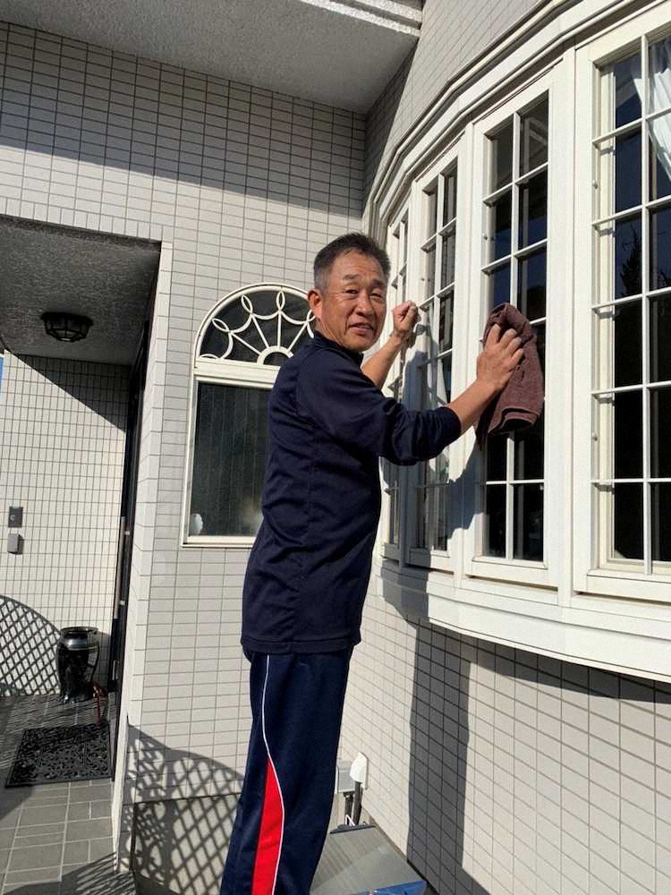 年末の大掃除で自宅の窓を磨く西武・辻監督（本人提供）