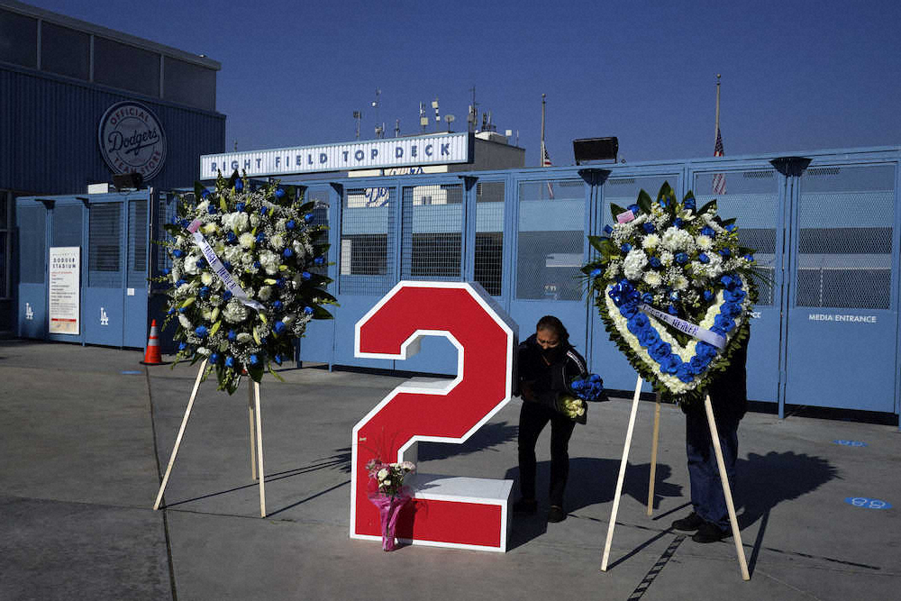 ドジャースタジアムに設置された追悼の花輪（AP）