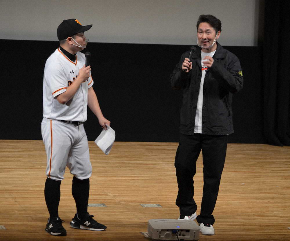 大阪府内でトークショーに出演した巨人・元木ヘッドコーチ（右）と司会を務めたものまね芸人・あれ慎之助