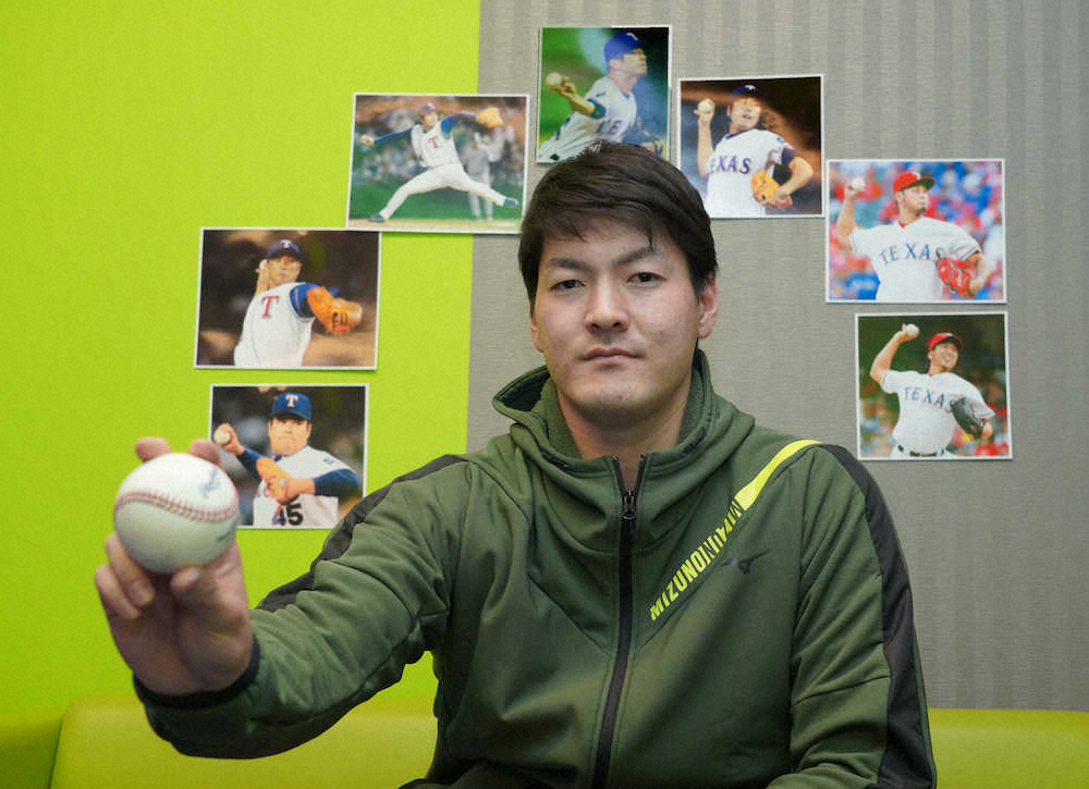 レンジャーズに在籍した日本人選手の写真の前でボールを手にする有原（撮影・沢田　明徳）
