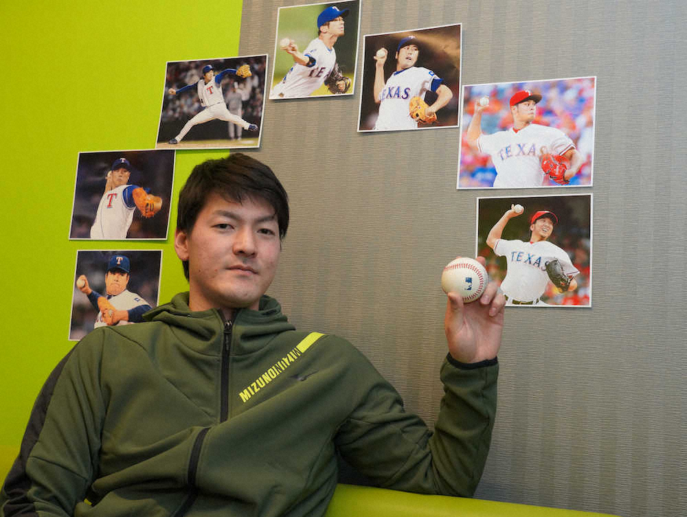 レンジャーズに在籍した日本人選手の写真の前でボールを手にする有原（撮影・沢田　明徳）