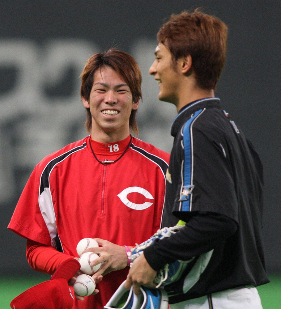 2010年6月、試合前に日本ハム・ダルビッシュにあいさつする広島・前田