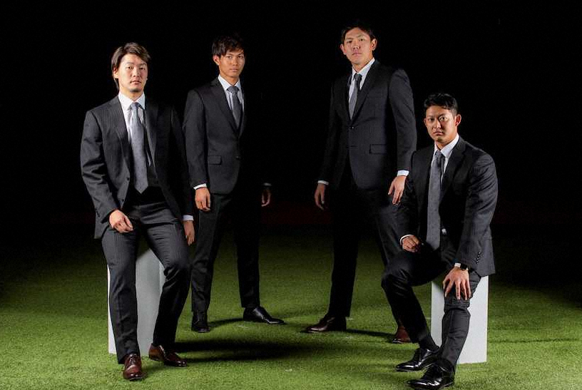 2021年千葉ロッテマリーンズオフィシャルスーツを着用した（左から）二木、藤原、安田、佐藤都