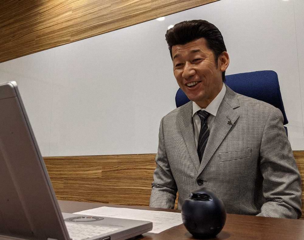 DeNA・三浦新監督が照れ笑い　故郷の市長から「橿原市の誇りです」