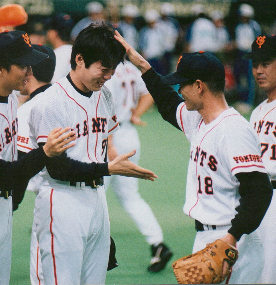 1999年9月21日の阪神戦で、セーブを挙げた桑田から頭をなでられる19勝目を挙げた上原