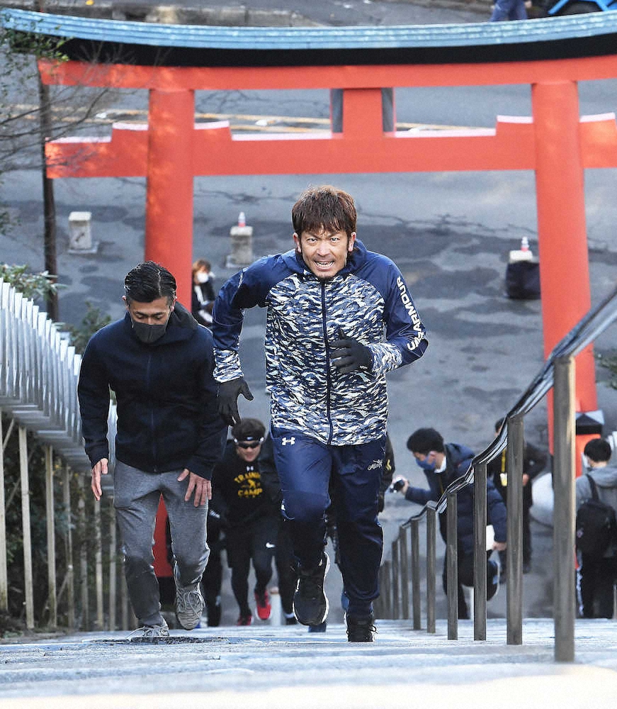 階段登りでトレーニングをする松田