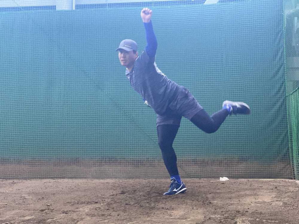 横須賀市の2軍施設のブルペンで投球練習を行う浜口（球団提供）
