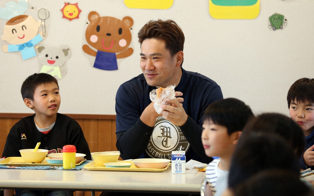 昨年1月に仙台市立東宮城野小を訪問し、児童と給食を食べる田中将大投手