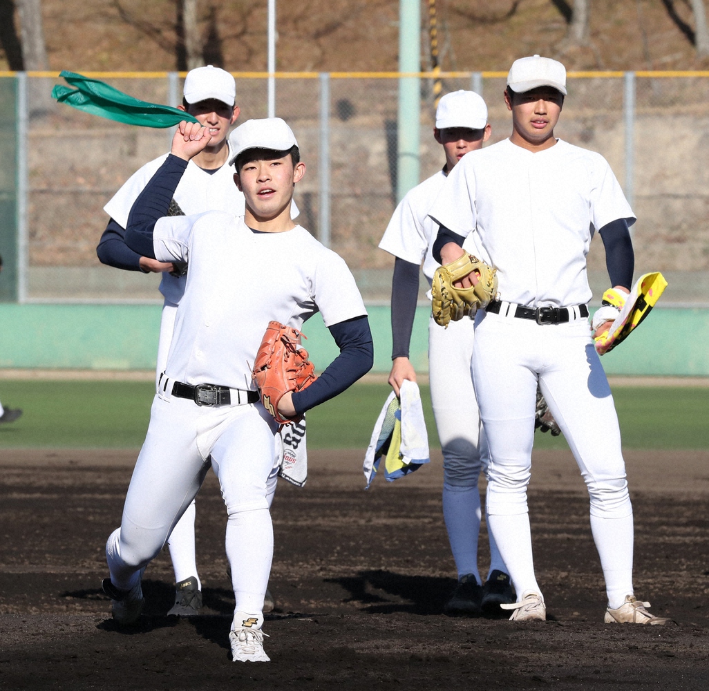 大阪桐蔭 松浦慶斗投手（右）の前でタオルを手にフィールディング練習する関戸康介投手