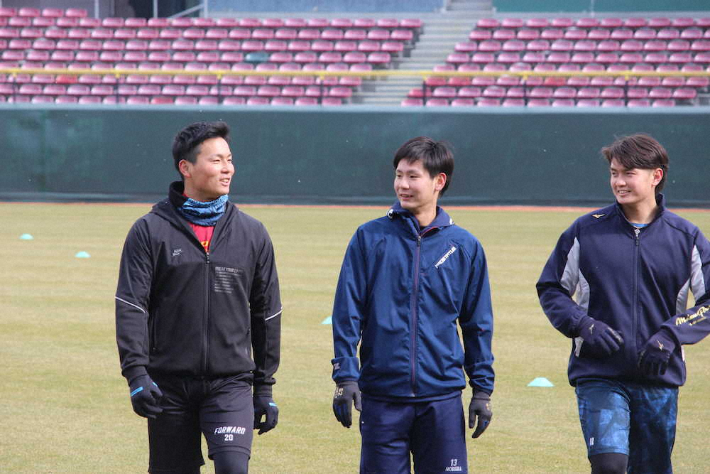 マツダスタジアムでの初練習の合間に談笑する広島・栗林（左）、森浦（中）、大道（右）
