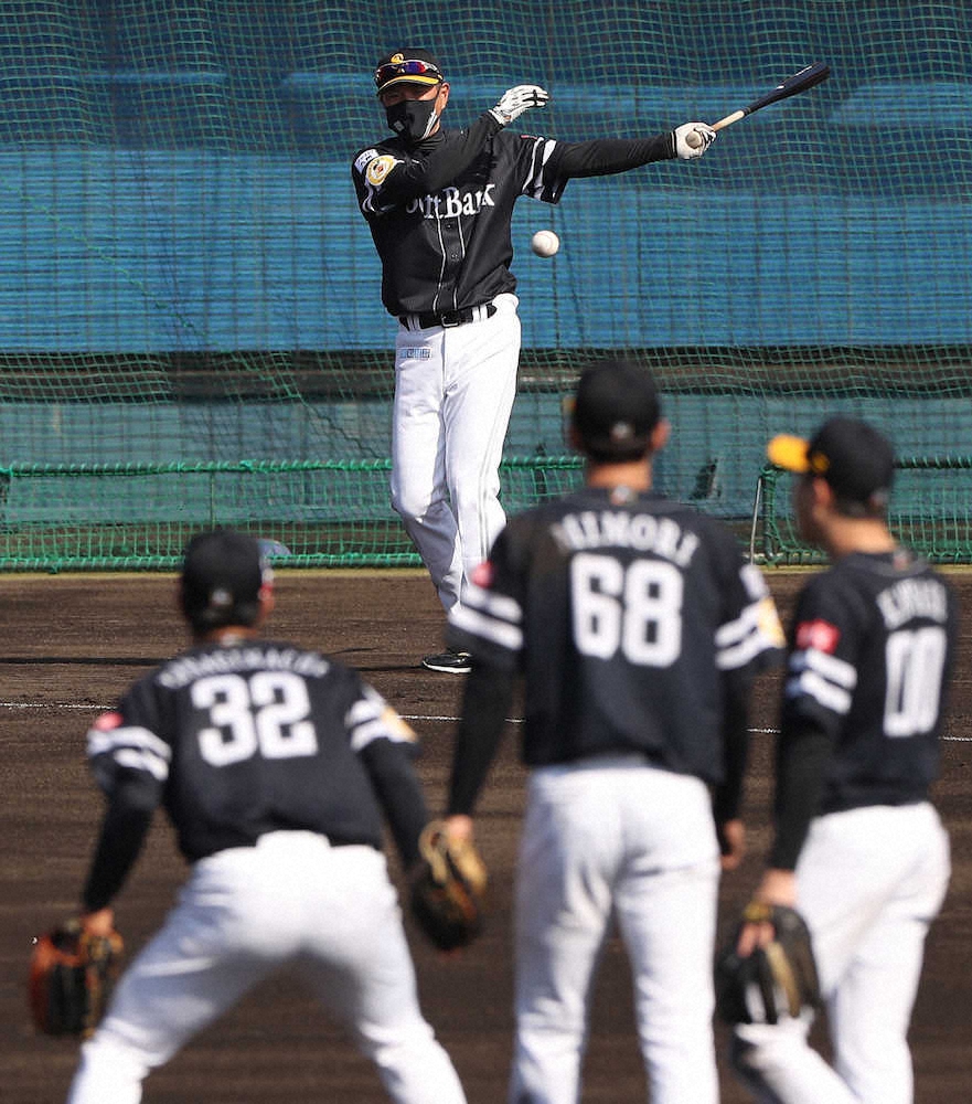 ソフトB・小久保ヘッド、初ユニ披露＆初ノック　2度のミスに自身も腿上げジャンプ