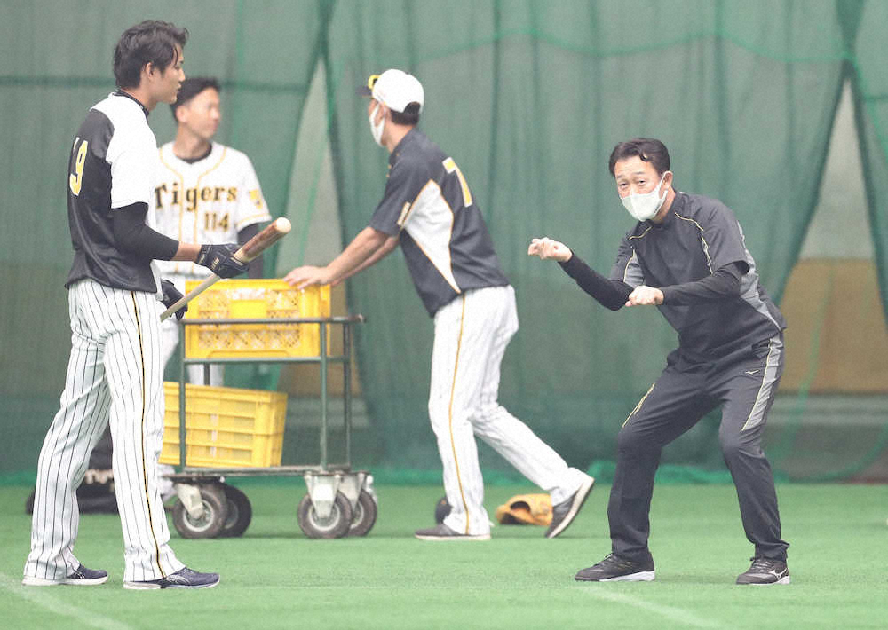 阪神・川相臨時コーチ　宜野座ドームで全投手に約40分のバント指導