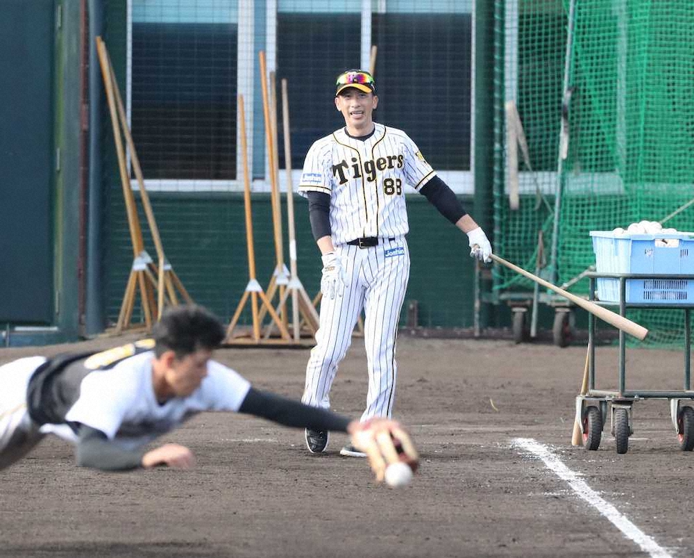 「DEATHノック」に阪神・矢野監督が登場　12球団最多失策返上へ、小幡、木浪にノックの雨降らす