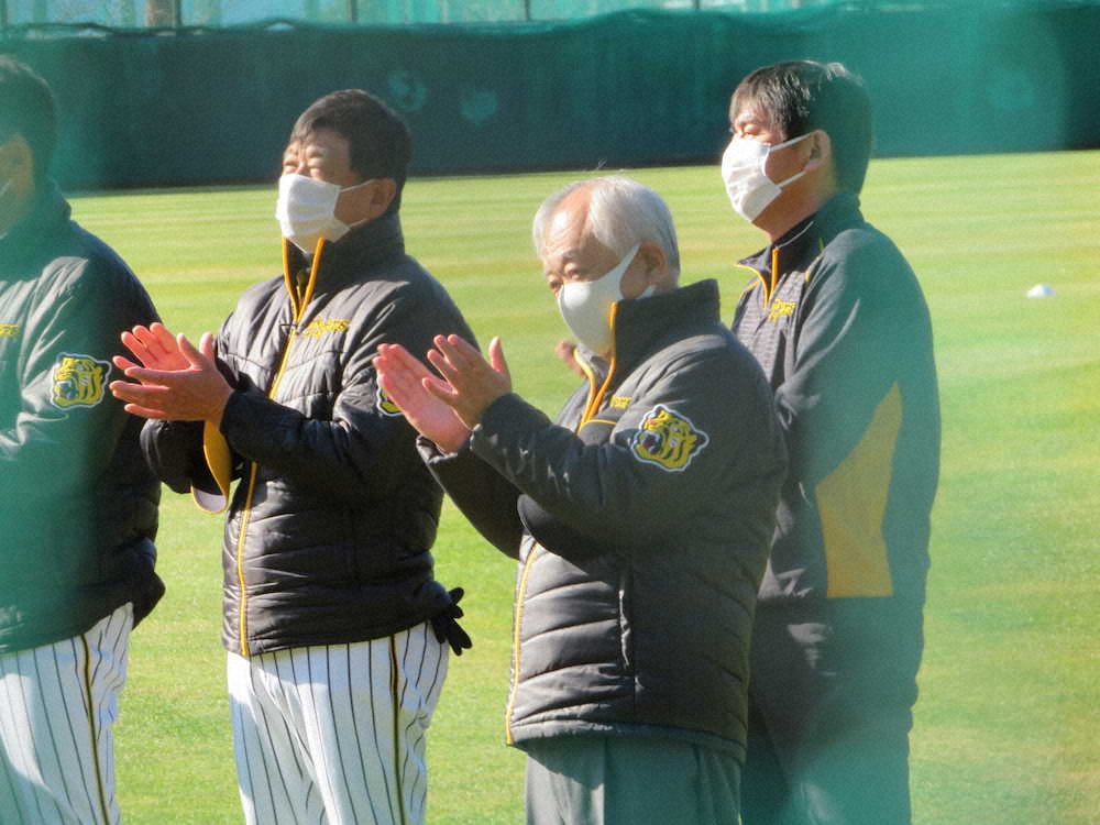 阪神・藤原オーナーが2軍の安芸キャンプを激励