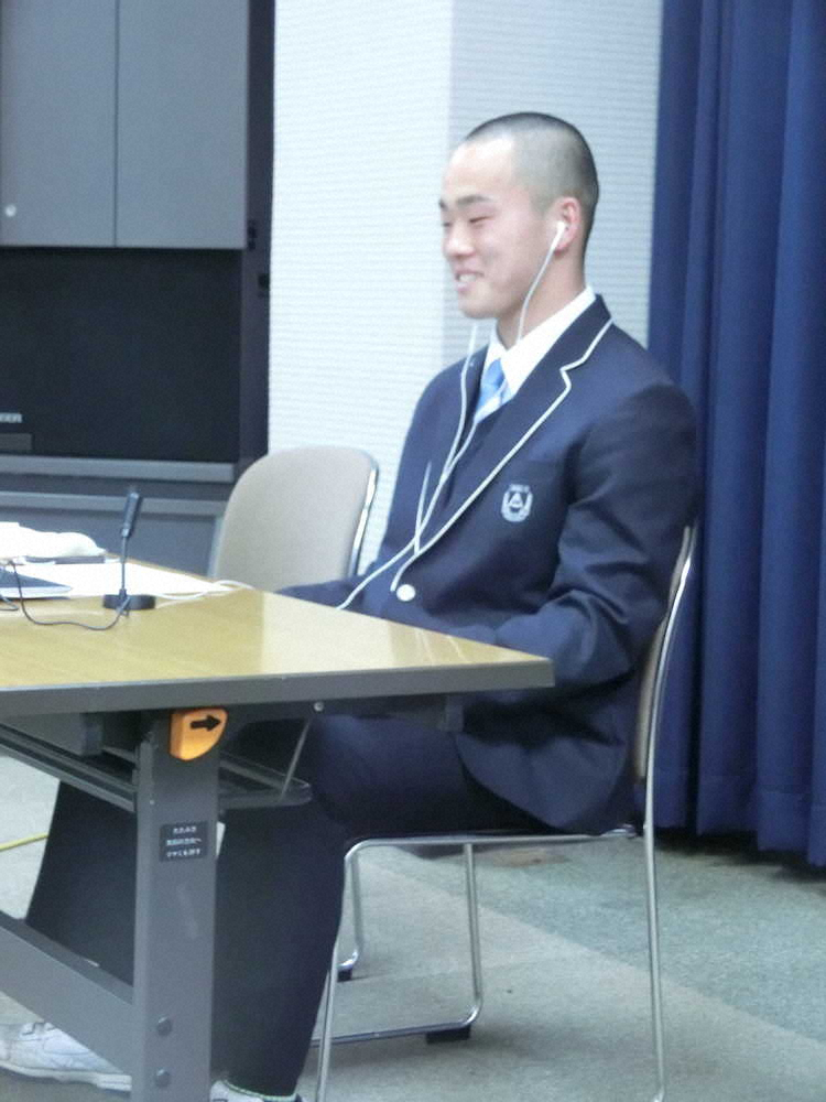 選手宣誓のくじで外れた後、ようやく笑顔を見せた神戸国際大付・西川主将